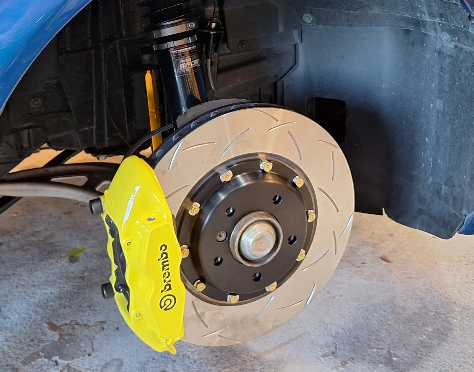 Brake caliper, disc and upright assembled on the vehicle